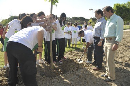 Nuestras Jnior plantando un rbol en el parque La Baltasara