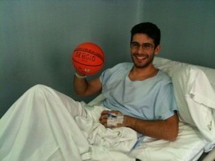 Sergio en la cama del hospital al da siguiente de su operacin