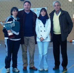 Marisa Velasco con la copa de Campeones, 
junto a Javier Debn, nuestra Concejala de Deportes 
y el Presidente de la FBM