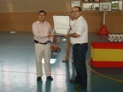 Juan Miguel Gmez recibe la placa de la FBM al Ayuntamiento de Villanueva de la Caada