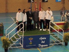 Jugadores del Club junto a su presidente Javier Debón