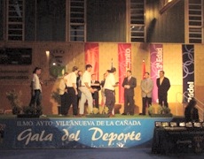 Miembros de Club de Baloncesto recogen la placa conmemorativa en la III Gala del Deporte
