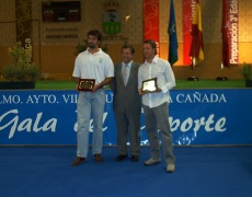 Jose M. Freire, junto a D. Luis Partida, alcalde de Villanueva de la Cañada, y el otro galardonado