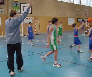 Richi quiere el balón incluso de los alevines Richi quiere el balón incluso de los alevines