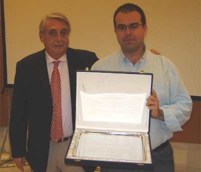 D. Juan Martín Caño hace entrega a
Josele del reconocimiento al Ayuntamiento