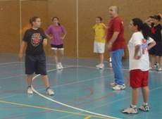 Las sénior y júnior escuchan atentamente a su entrenador por un día
