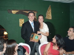 Los novios con la caja regalo de boda