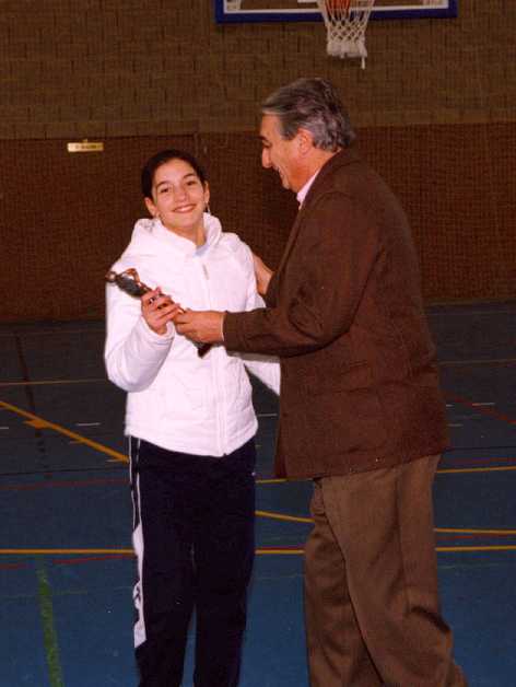 Nuria Revaliente recoge su trofeo como máxima anotadora del partido cadete femenino. Nuria Revaliente recoge su trofeo como máxima anotadora del partido cadete femenino.