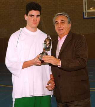 Álvaro Vegas recibe el trofeo de máximo anotador de júnior masculino de manos de D. Juan Martín Caño. Álvaro Vegas recibe el trofeo de máximo anotador de júnior masculino de manos de D. Juan Martín Caño.