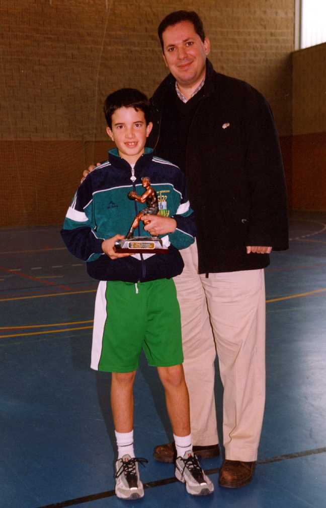 Javier Martín recoge el trofeo de máximo anotador alevín masculino. Javier Martín recoge el trofeo de máximo anotador alevín masculino.
