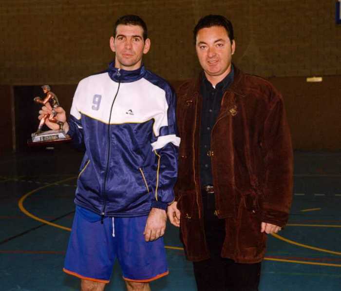 D. Javier Debón entrega el trofeo de máximo anotador senior a Alberto Rejón. D. Javier Debón entrega el trofeo de máximo anotador senior a Alberto Rejón.