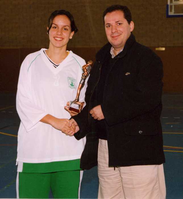 Ana Clavería recibe el trofeo de máxima anotadora en júnior femenino. Ana Clavería recibe el trofeo de máxima anotadora en júnior femenino.