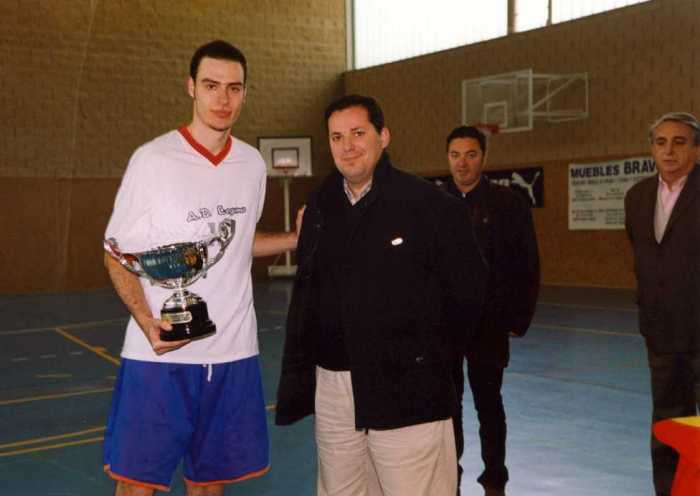 D. Jose Manuel del Cerro entrega el trofeo de campeón del torneo al capital del senior de LEGAMO D. Jose Manuel del Cerro entrega el trofeo de campeón del torneo al capital del senior de LEGAMO