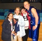 Ester, Cristina y Asun con JENNIFER BENNINGFIELD