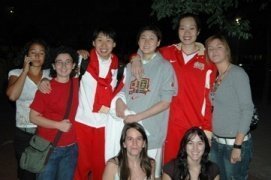 Beln y su telfono, Cristina, Mara, Sara y Noelia con la Seleccin China